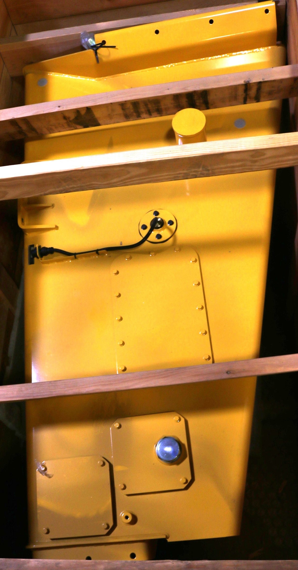 VOLVO - 11192440 - HYDRAULIC FLUID TANK