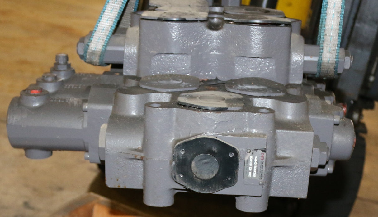 VOLVO - 2042-05501 - CONTROL VALVE_M