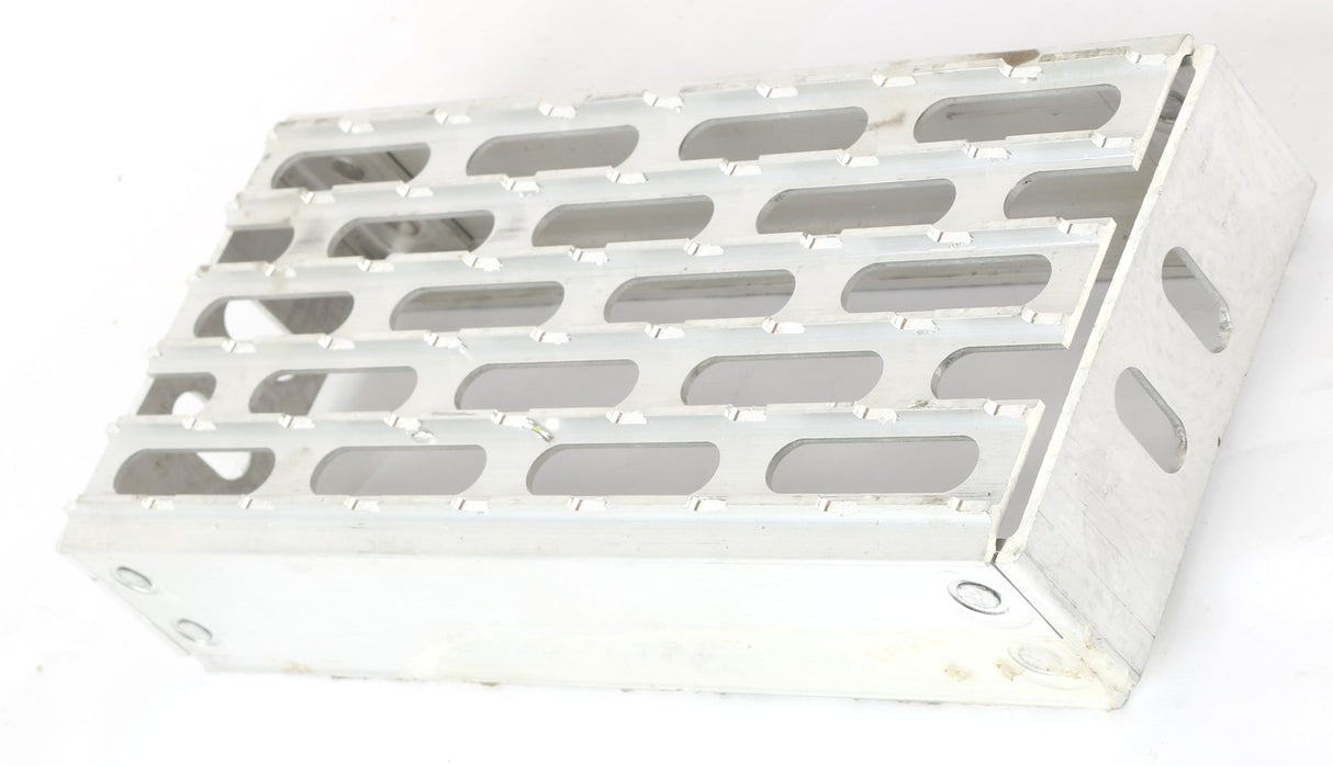 VOLVO - 25166151 - SIDE STEP 4-5/8" X 10"