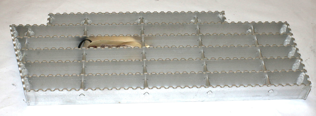 MACK - 39QL4198 - TREAD PLATE - RH