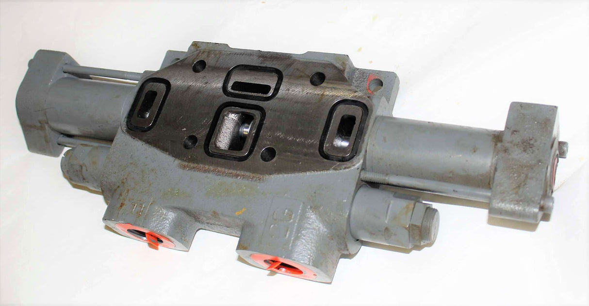 JOHN DEERE - AT124805 - VALVE