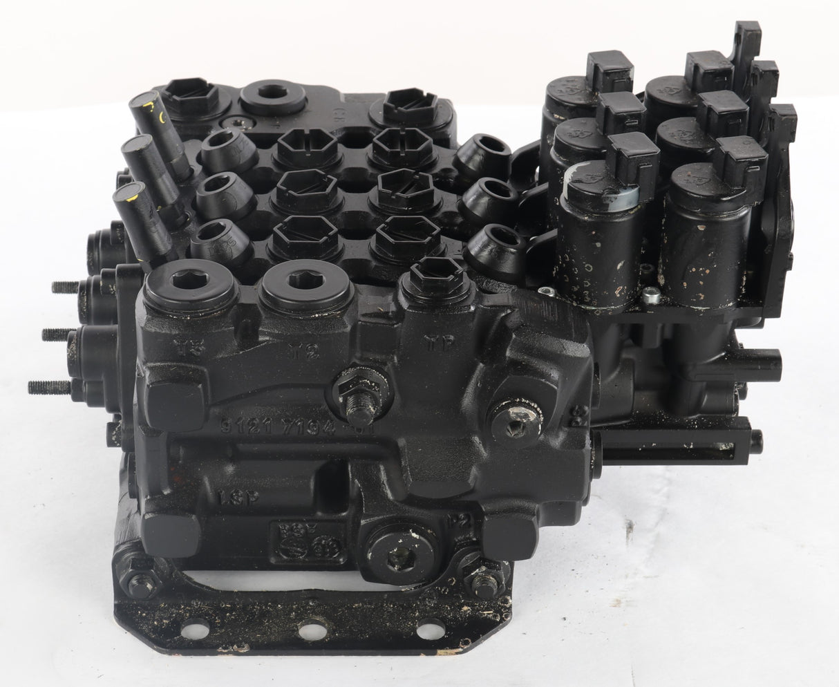PARKER - L90LS-03-SE10-047 - THREE SPOOL HYDRAULIC CONTROL VALVE