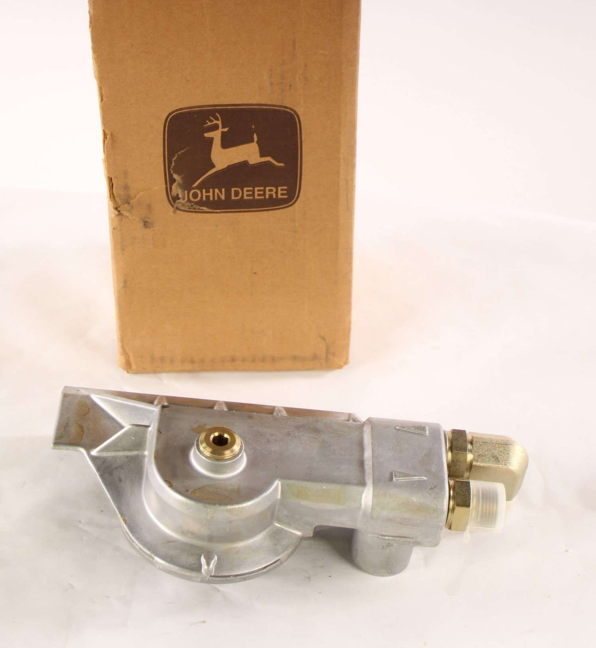 JOHN DEERE - RE502858 - ADAPTER