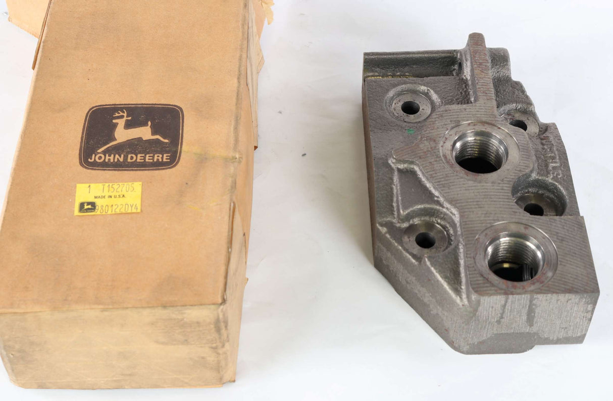 JOHN DEERE - T152705 - HOUSING OUTLET