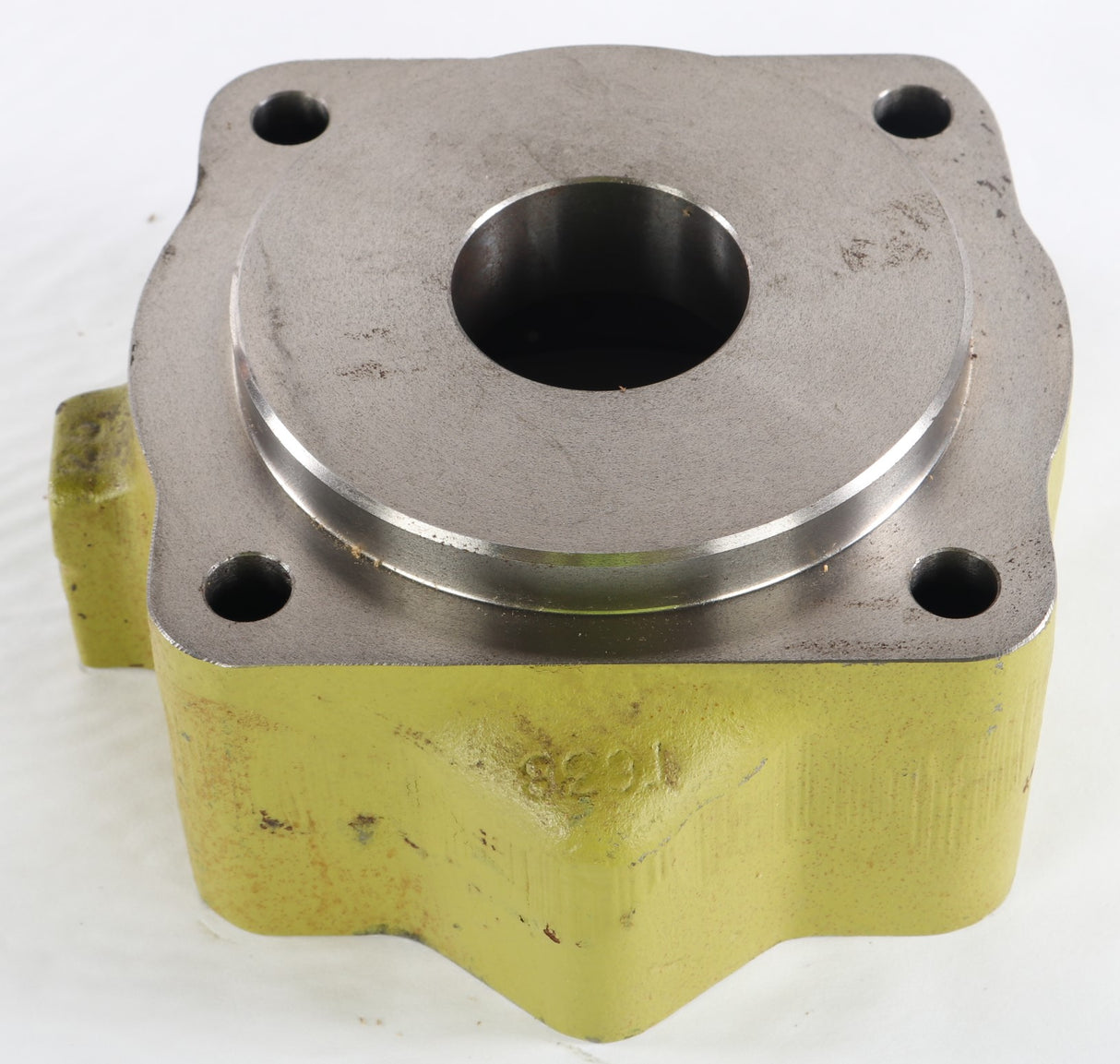 JOHN DEERE - T63825 - HOUSING