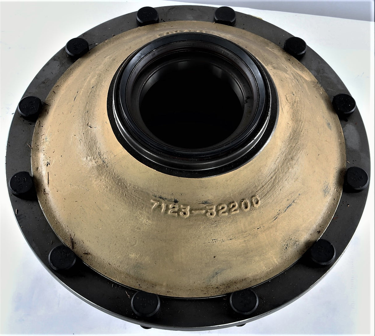 HYUNDAI - XKBQ-00554 - HUB & STUD ASSM