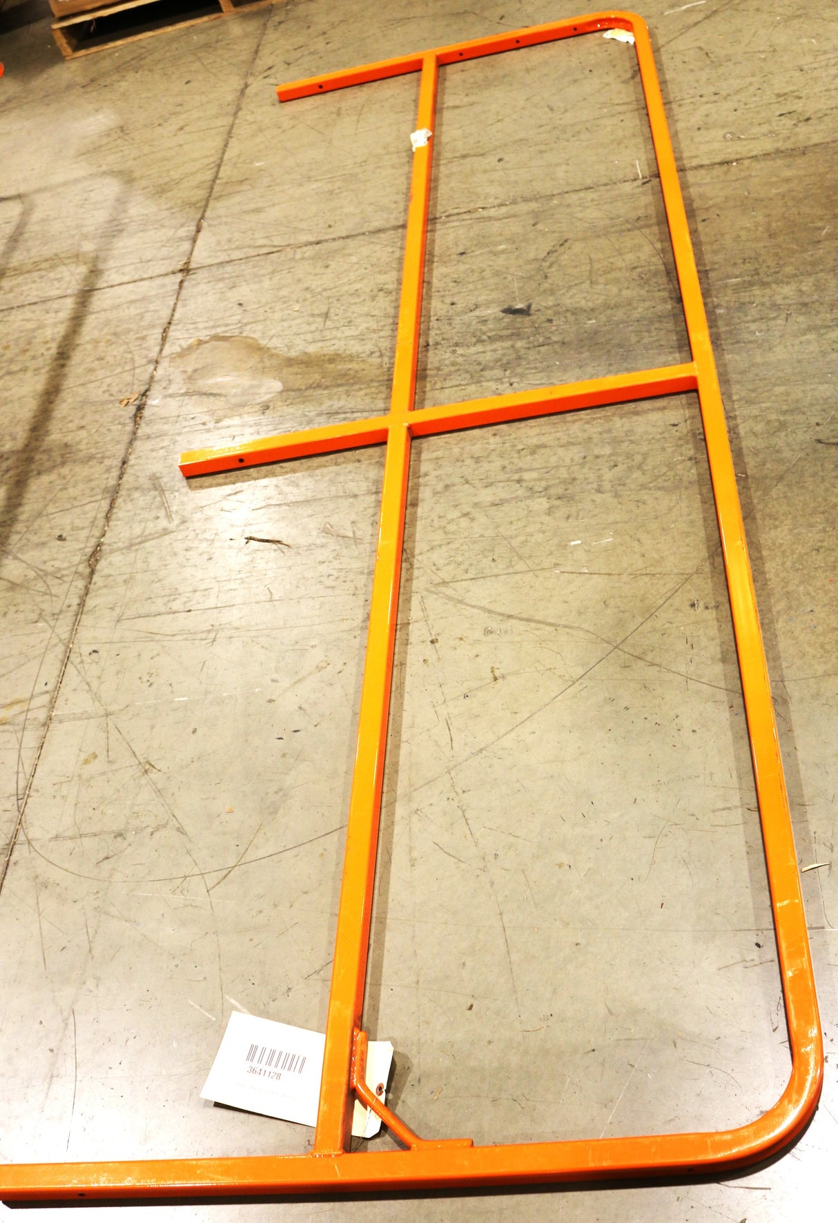 JLG - 3641128 - RAIL (RH.W/SAFETY ATTCH.)