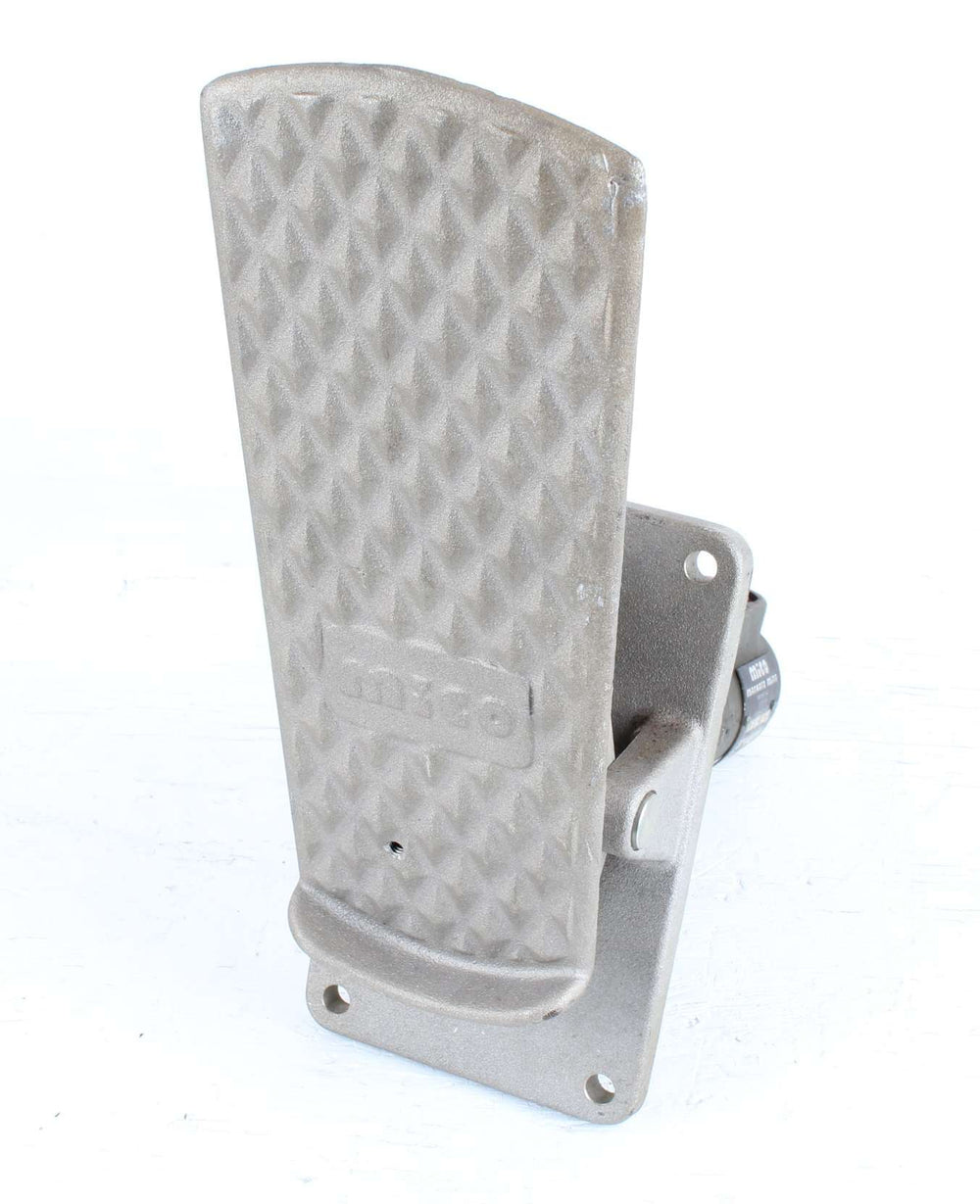 GRADALL - 80993026 - BRAKE VALVE W/ PEDAL