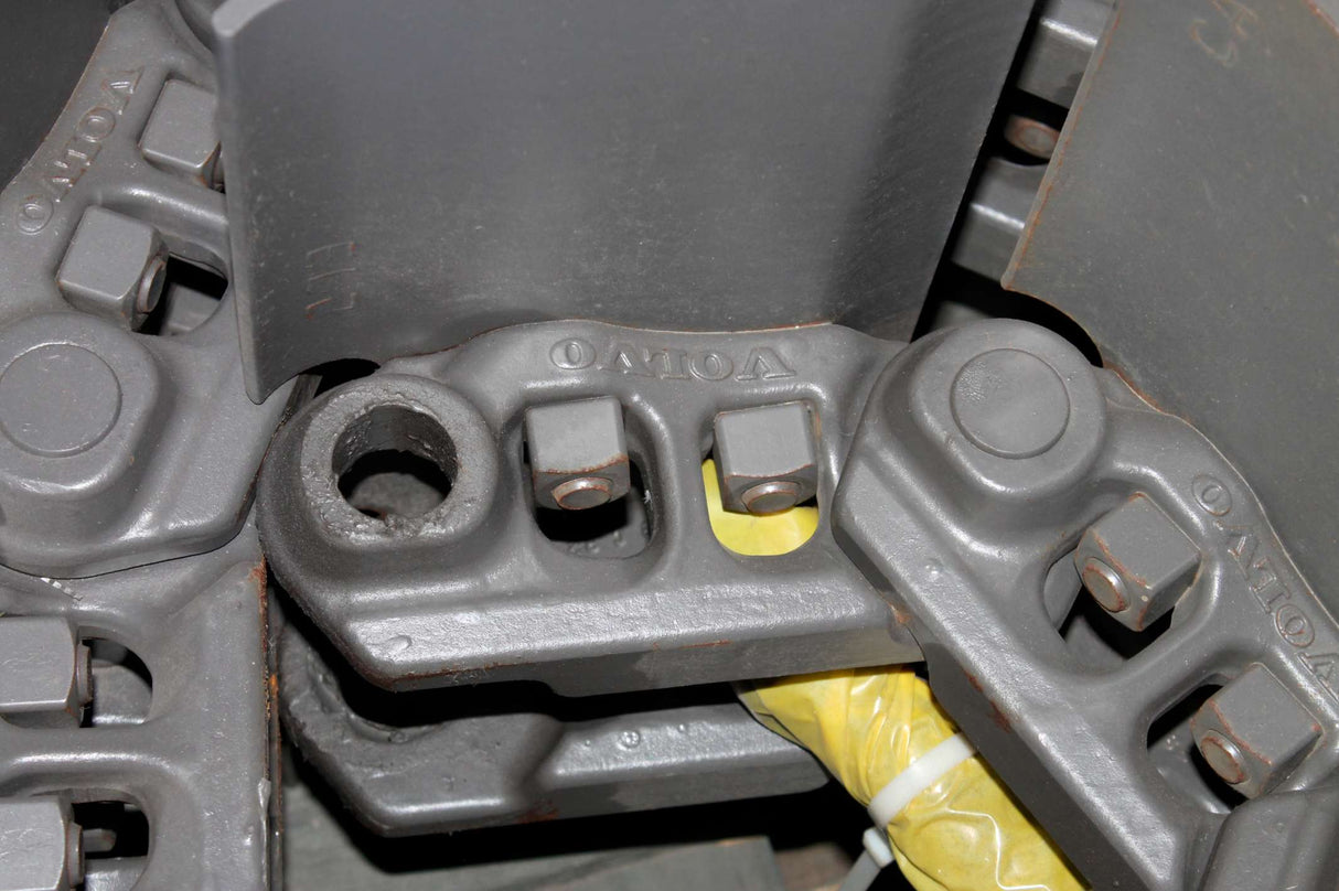 VOLVO - 14674802 - TRACK CHAIN W/ SHOES
