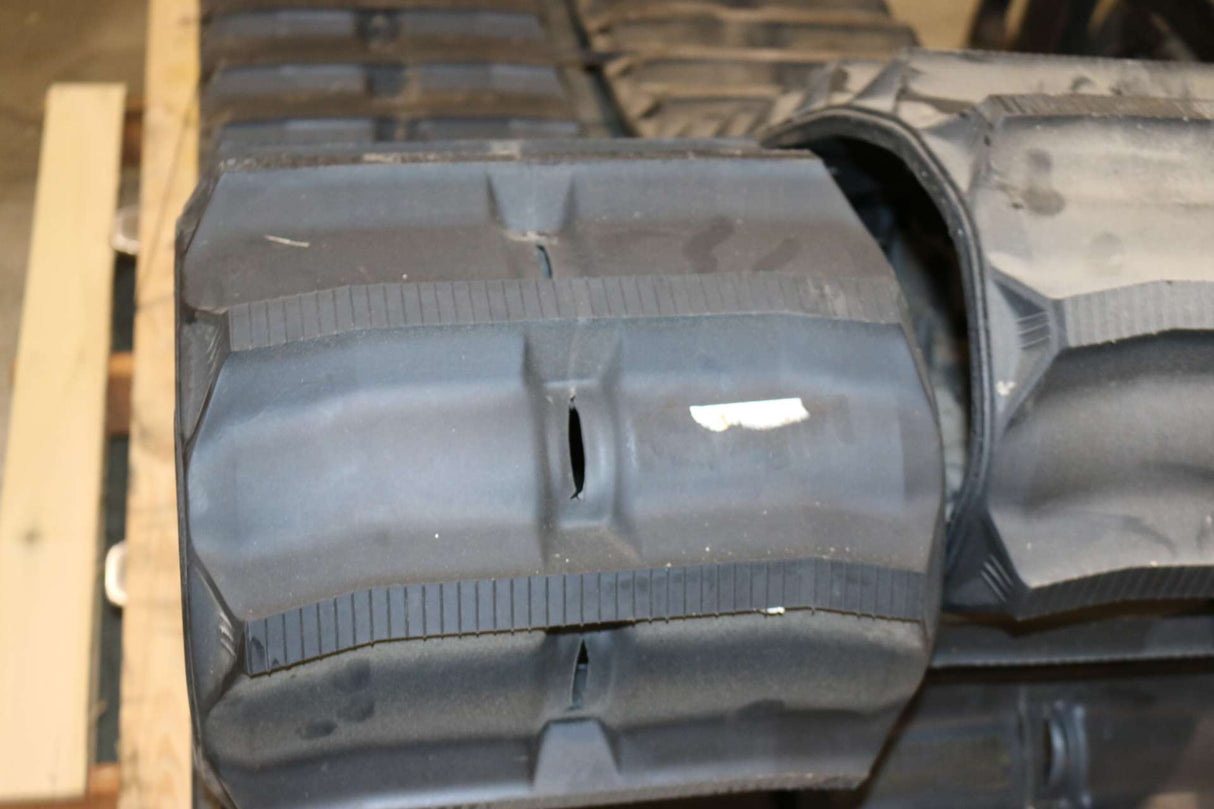 BOBCAT - 6663953 - TRACK RUBBER (320X40X100) 12 IN MX