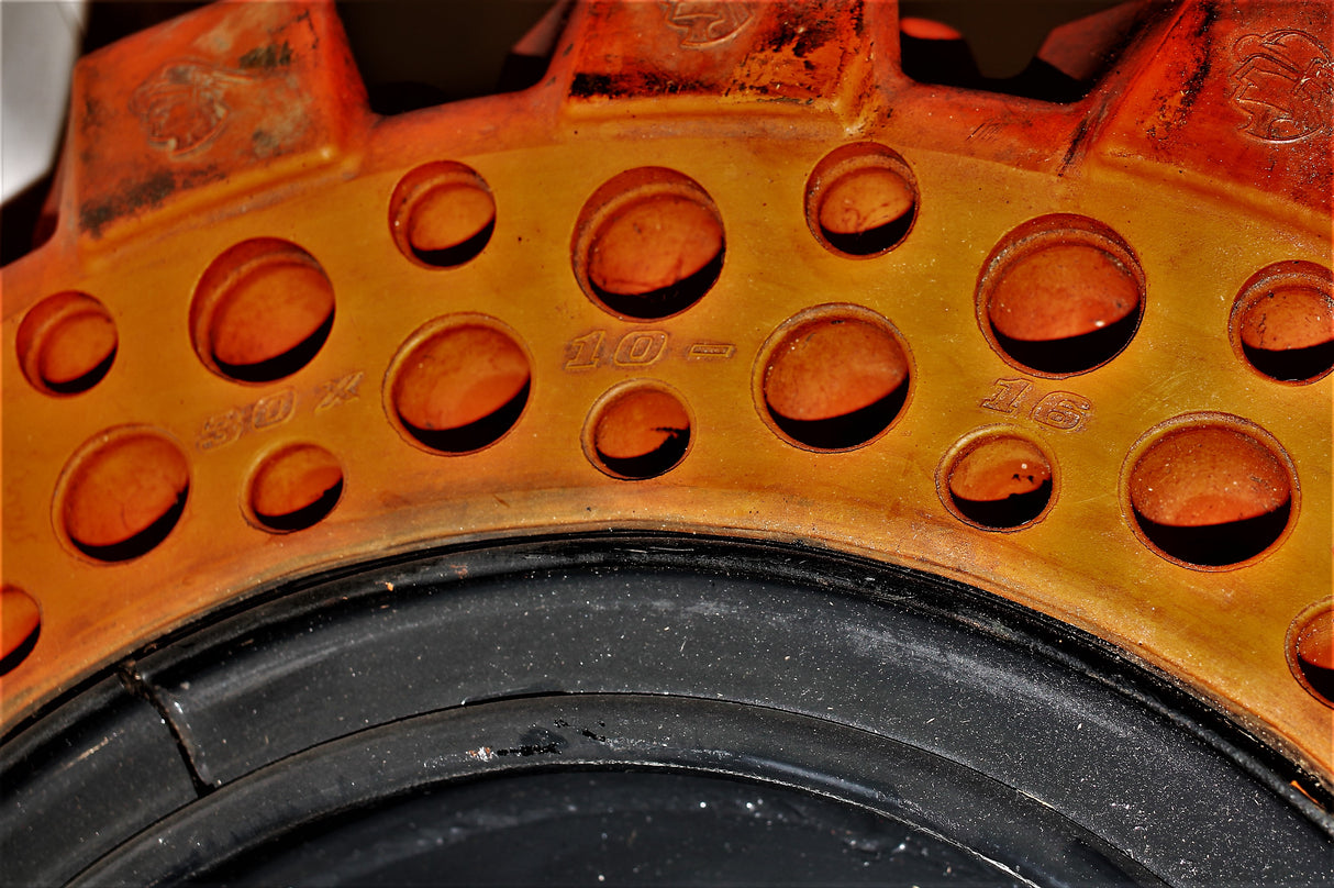 BOBCAT - 7022983EF - TIRE FLEX DIRT ORNG LH10X16.5 (30X10)