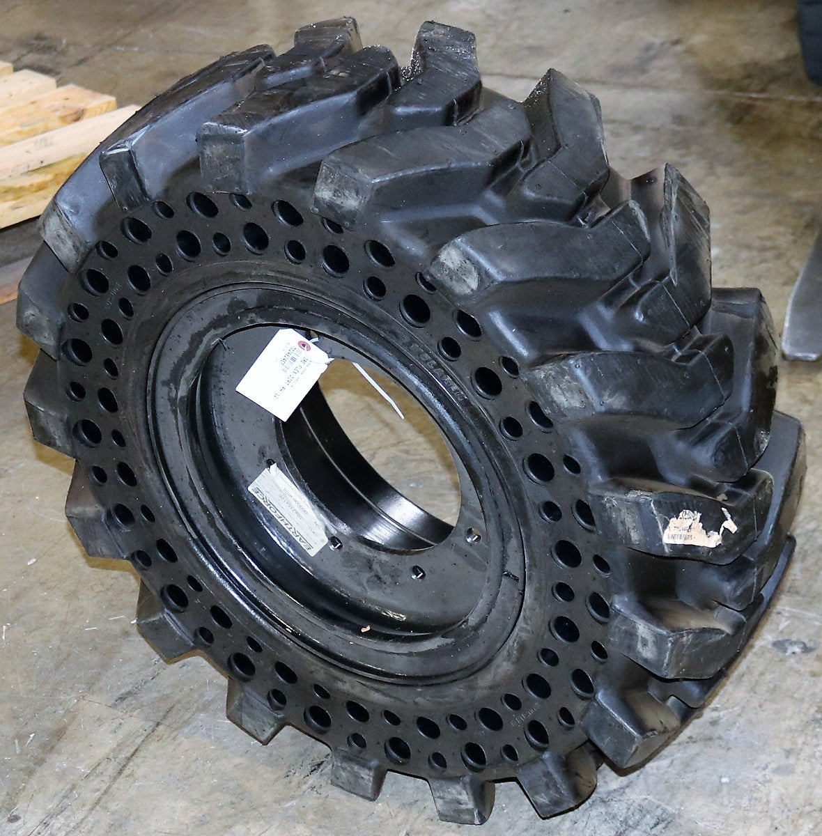 BOBCAT - 7024824EF - TIRE FLEX DIRT RH 12X16.5 (33X12)