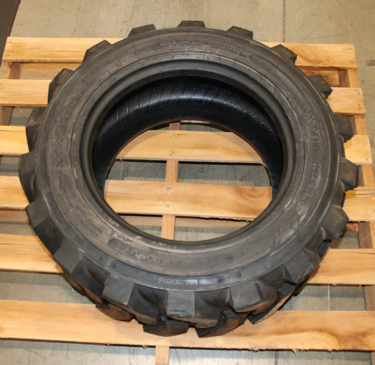 BOBCAT - 7305714EF - TIRE STANDARD DUTY 10X16.5 10PLY