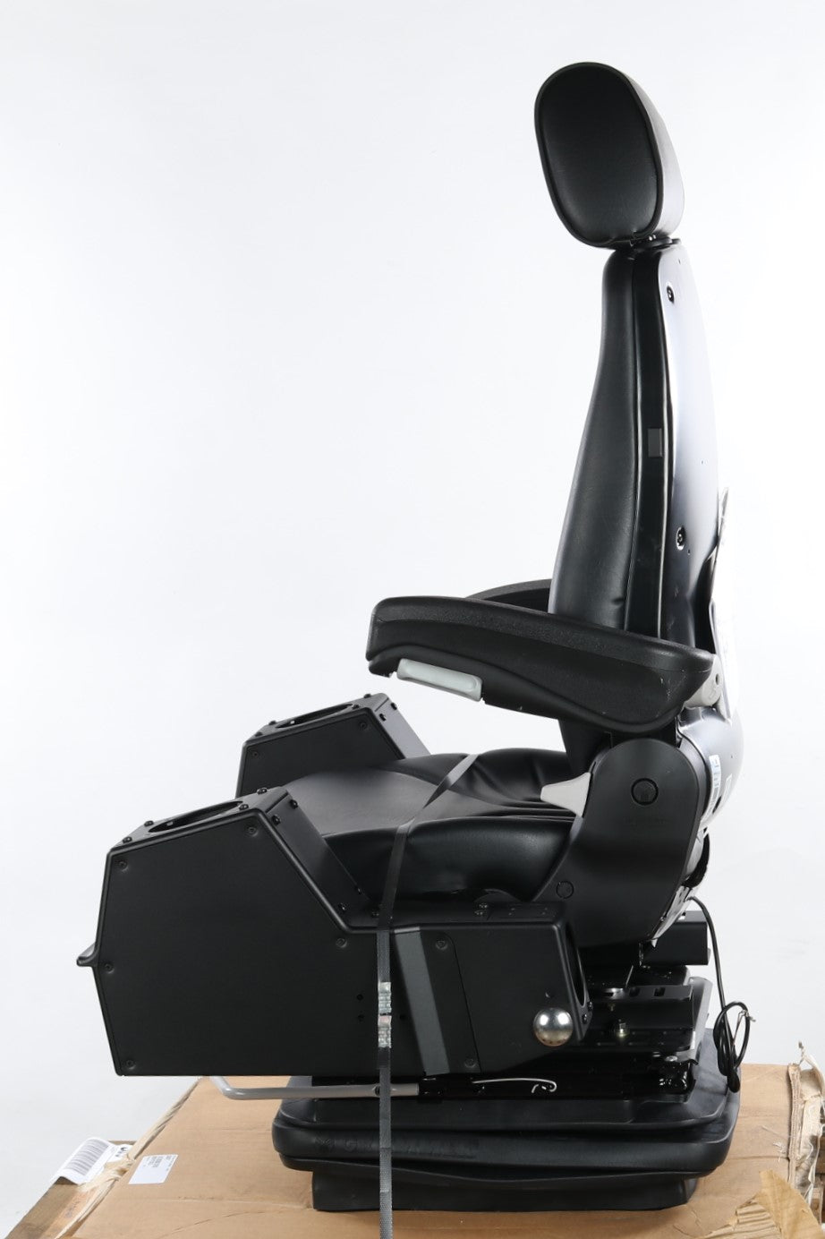 AMERICAN AUGER - 8EP47021 - SEAT: SUSPENSION BLACK VINYL W/ARMS & PODS