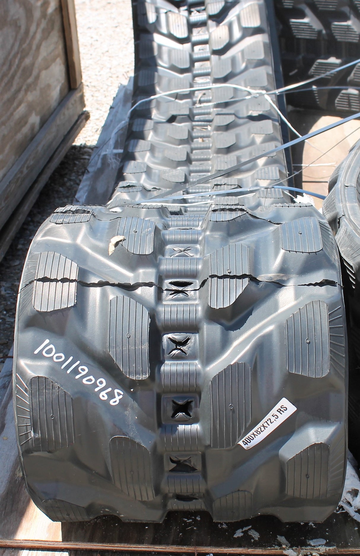 JLG - 1001190968 - TRACK ASM_RUBBERCARRIER TREAD 400X82X72.5 RS