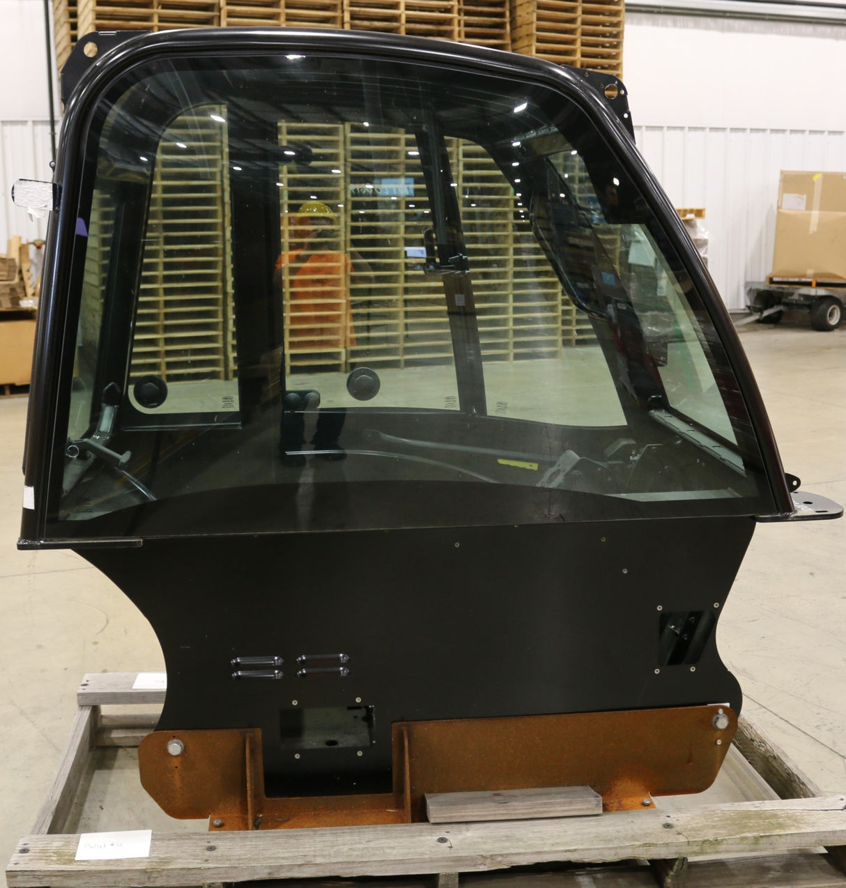 JLG - 1001208619 - INSTALLDOOR CAB GLASS (CAT)