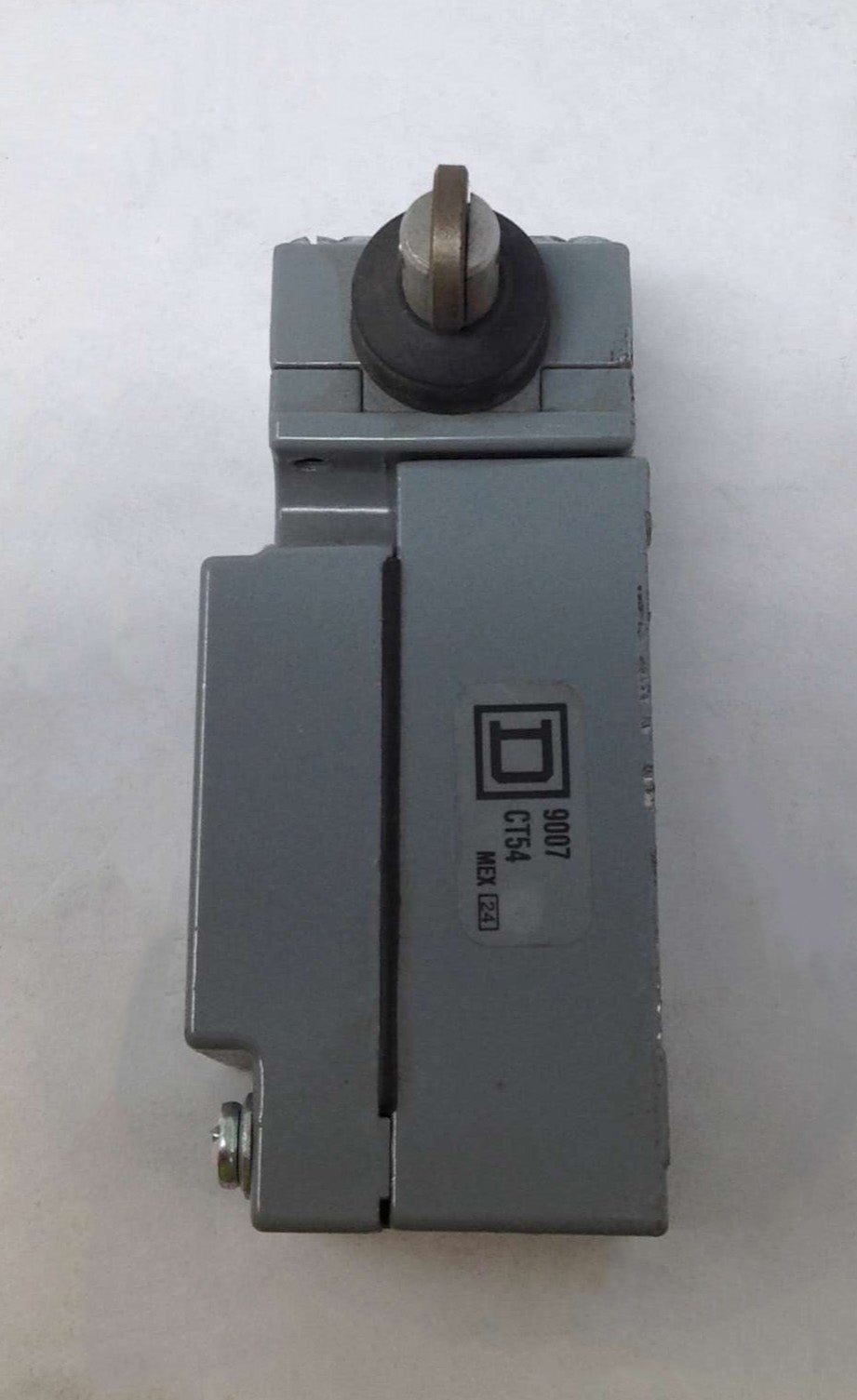 SQUARE D - 9007C54F - LIMIT SWITCH 600V 10A ROLLER SNAP ACTION