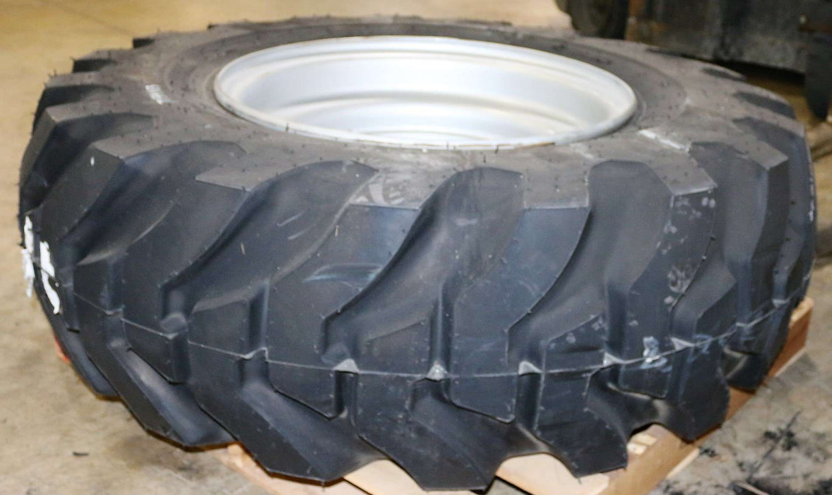 JLG - 7139163 - TIRE & WHEEL ASSY RH 17.5-25 S