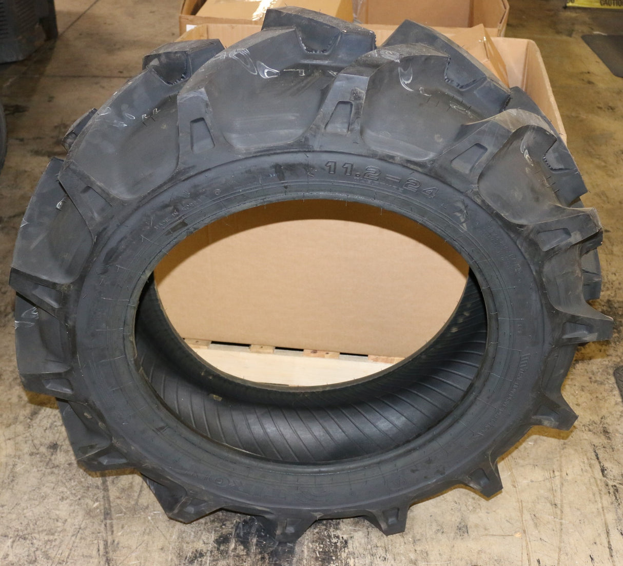 BOBCAT - 7400808 - TIRE AG REAR 11.2 X 24 - 8 PLY