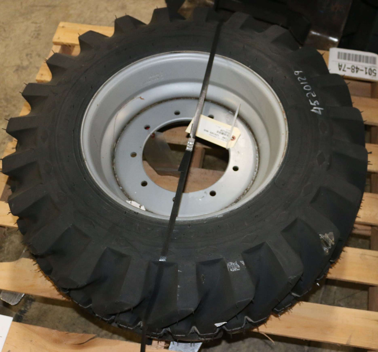 JLG - 0258393 - TIRE/RIM ASM 12X16.5