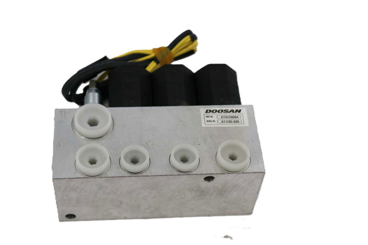 BOBCAT - 7008257 - HYDRAULIC CONTROL VALVE: PILOT
