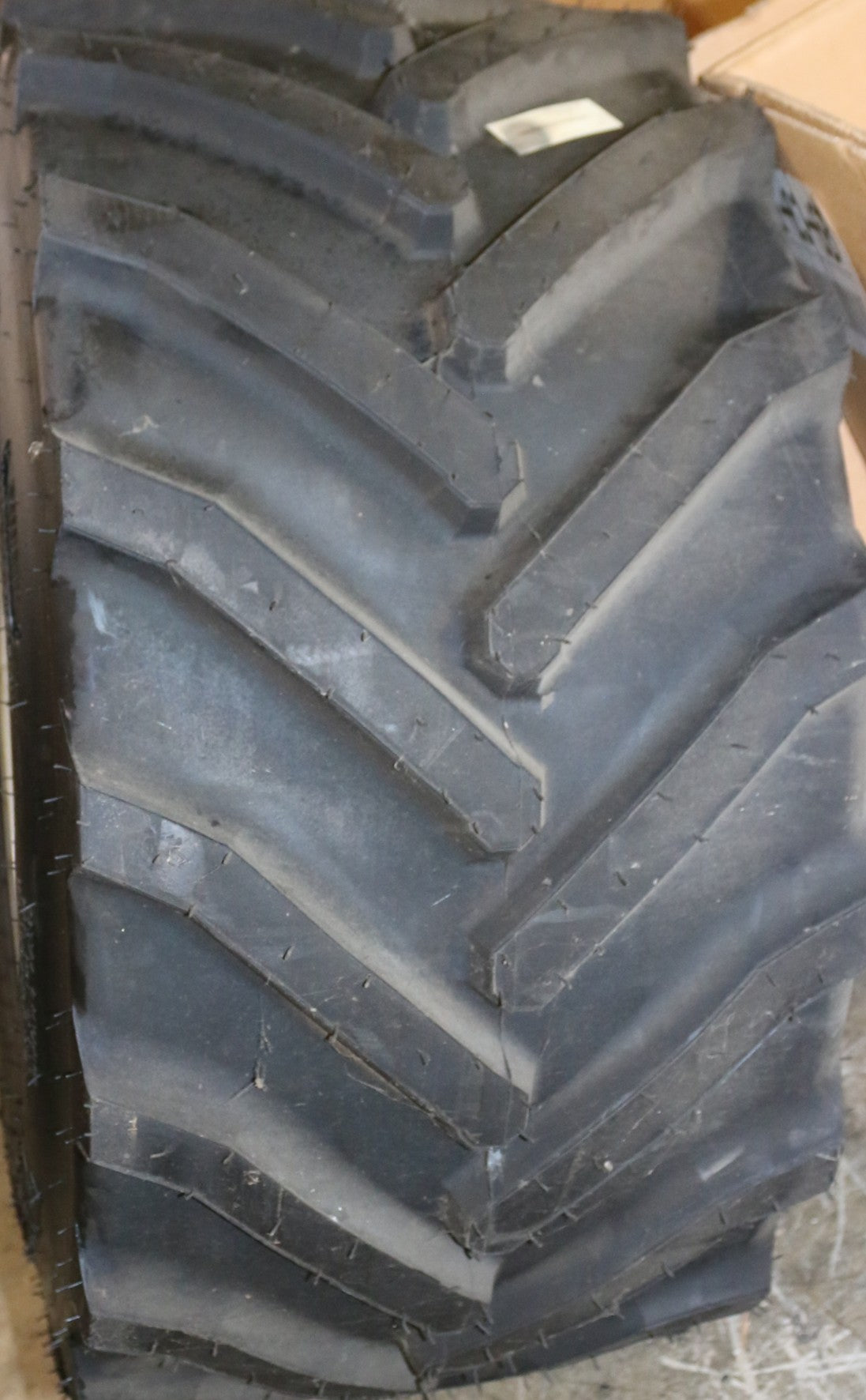 JLG - 0273414 - TIRE/WHEEL 31/1550 X 15 FF LFT