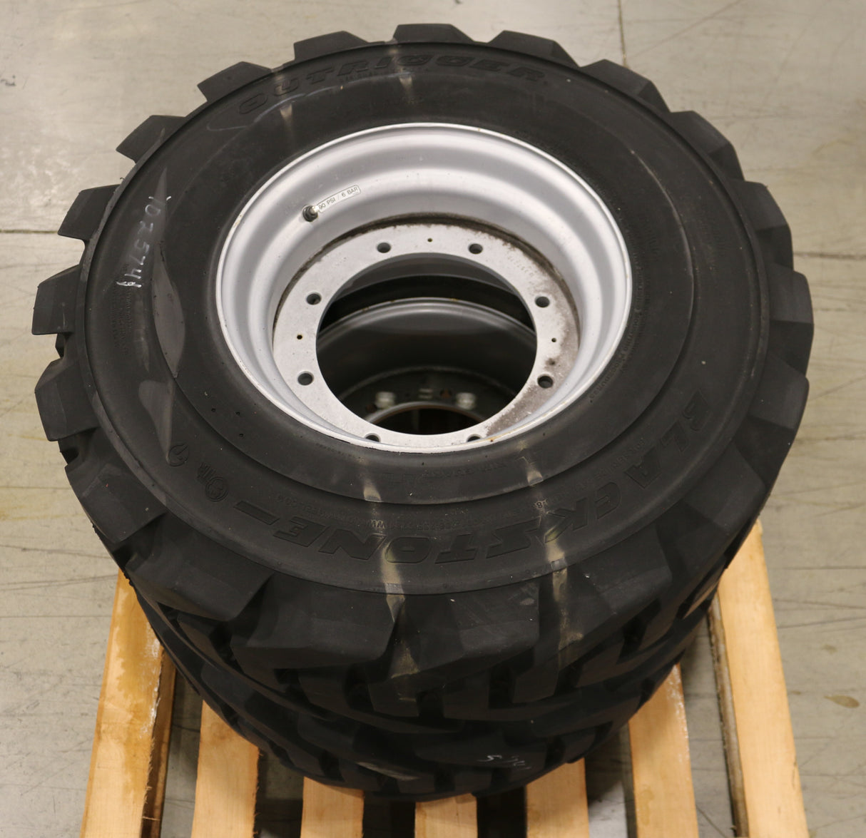 JLG - 7025741 - ASSY-WHEEL & TIRE (OTR 14X17.5