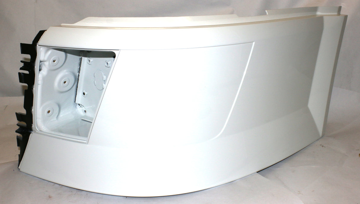 VOLVO - REFURBISHED - 82721510P3029 - PAINTED CLASSIC LH BUMPER CORNER 82721510 WHITE