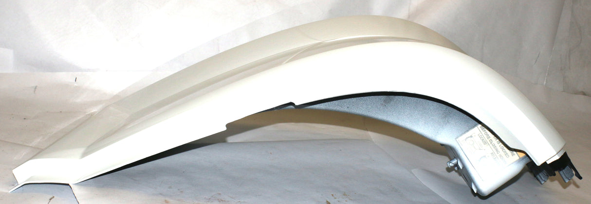 VOLVO - REFURBISHED - 82721510P3029 - PAINTED CLASSIC LH BUMPER CORNER 82721510 WHITE