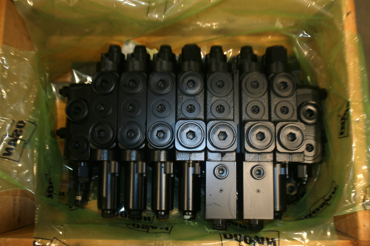 DOOSAN - 410105-00944 - VALVE MAIN CONTROL 5 SPOOL