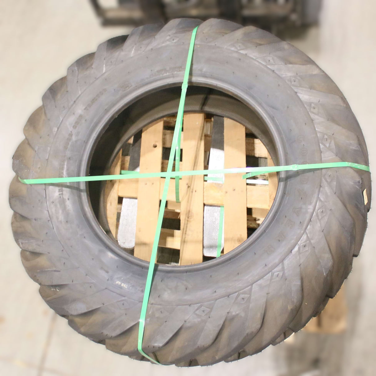GOODYEAR - 16.9-28 152A8 - TYRE 16.9X28X12 R-4