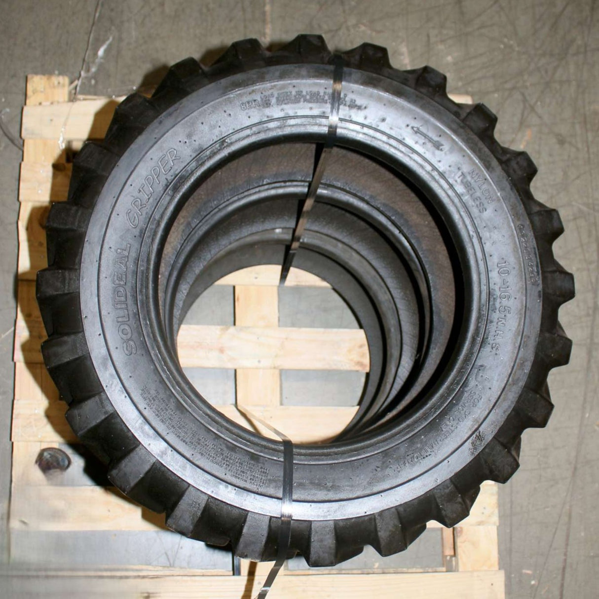 CASE - 10165GV - TIRE 10-16.5|8 PR SKS HF-3 SDSDGR