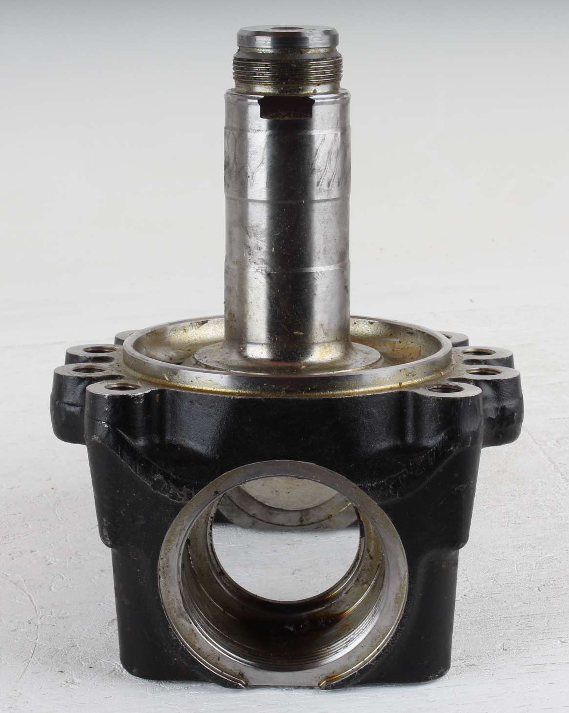 MACK ­-­ 20543689 ­-­ STEERING KNUCKLE