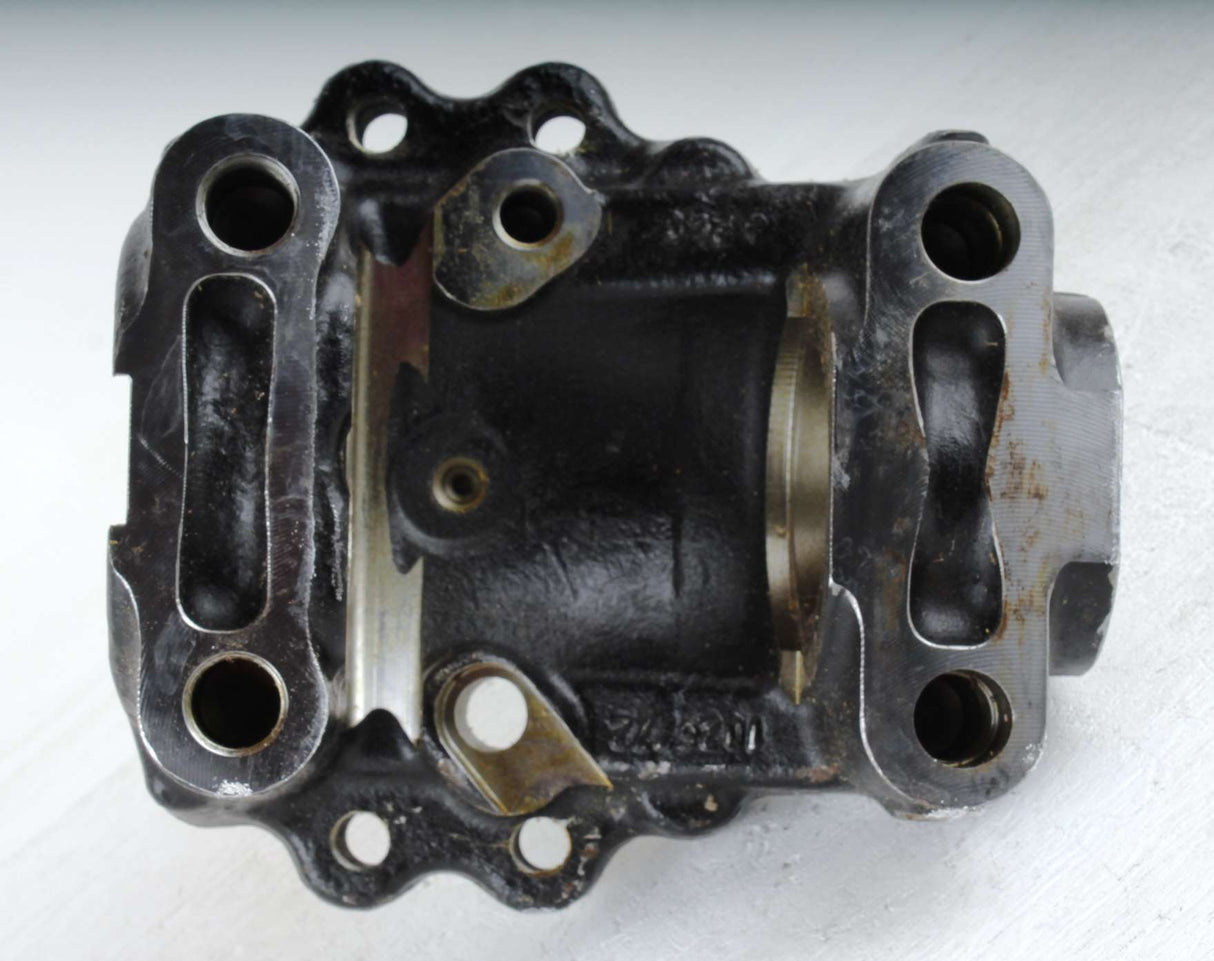 MACK ­-­ 20543689 ­-­ STEERING KNUCKLE