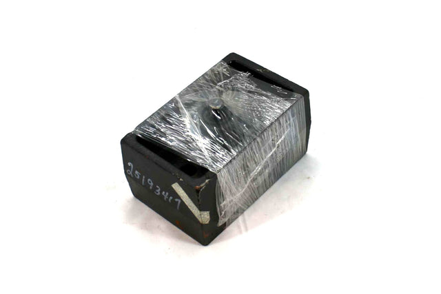 MACK ­-­ 25193417 ­-­ SPACER  SPRING CLIP