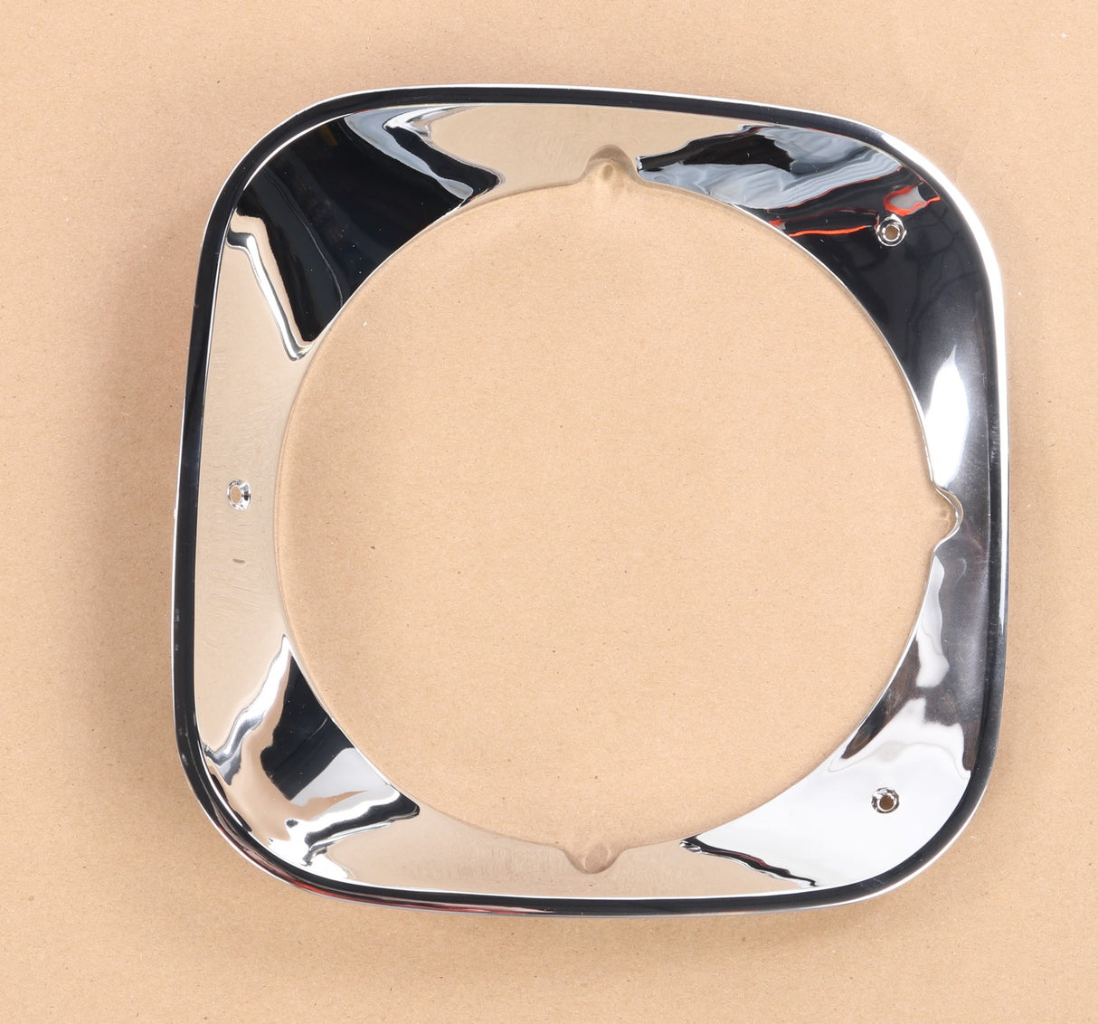 VOLVO ­-­ 3081517 ­-­ HEADLAMP BEZEL