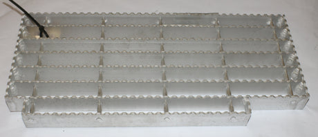 MACK ­-­ 39QL4199 ­-­ PLATE-TREAD  LH