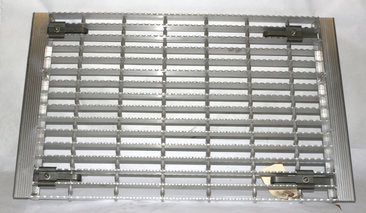 MACK ­-­ 39QL567M ­-­ TREAD PLATE