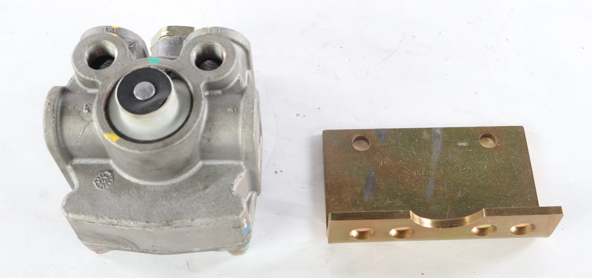 MACK ­-­ 745-800135 ­-­ RELAY VALVE