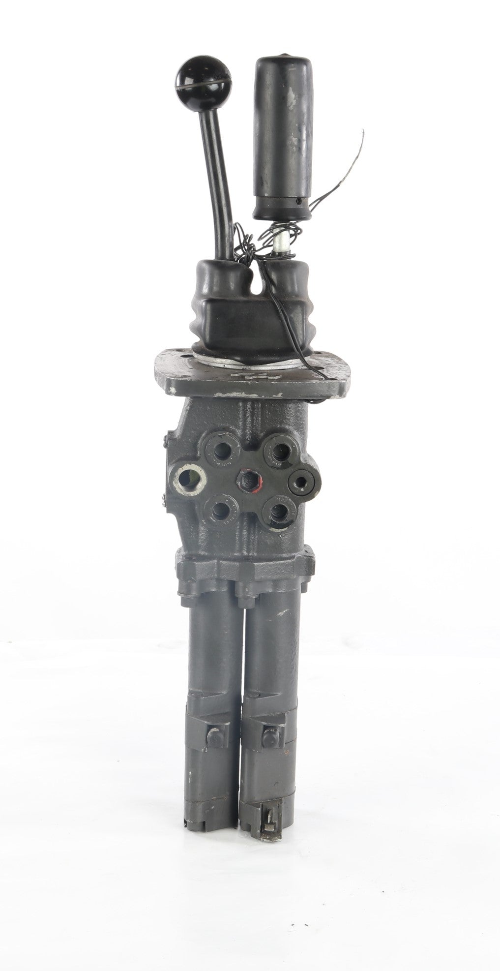 DAVID BROWN ­-­ V0605GB146L ­-­ TWO HANDLE HYDRAULIC CONTROL VALVE