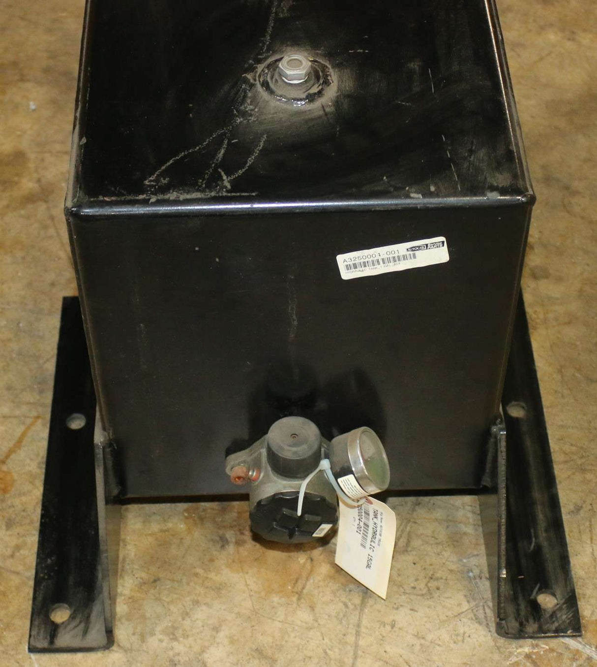 AUTOCAR ­-­ A3250004-001 ­-­ TANK_HYDRAULIC 15GAL ACT