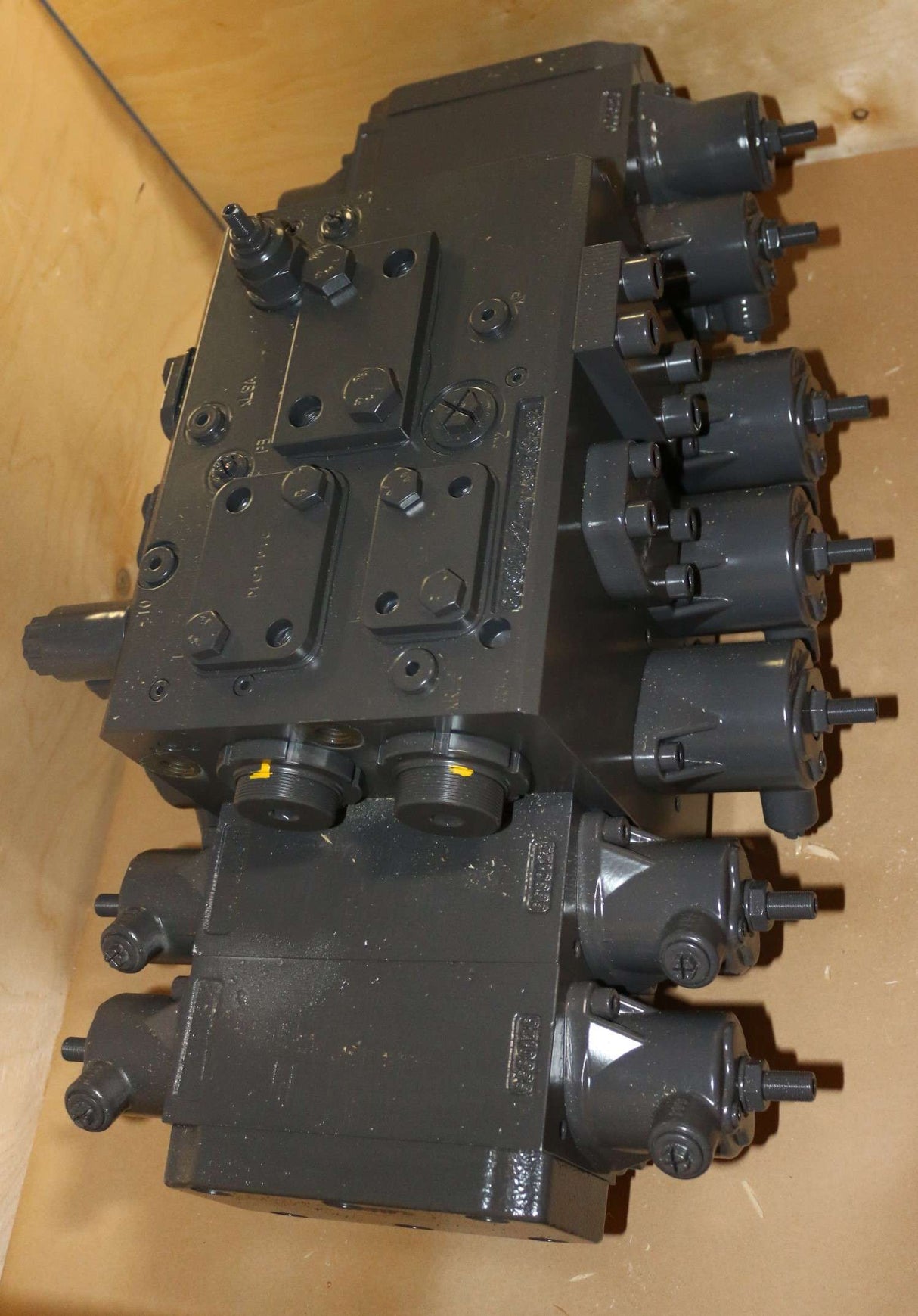 VOLVO ­-­ 14389688 ­-­ CONTROL VALVE