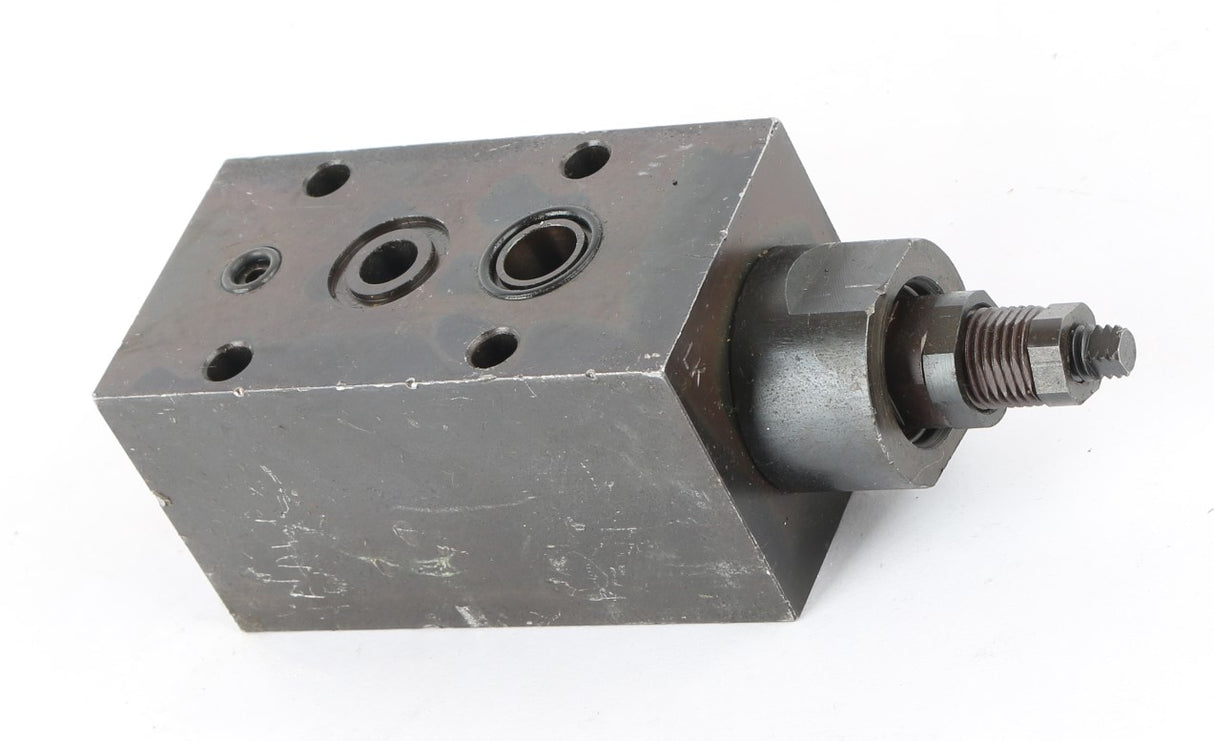 JLG ­-­ 4640026 ­-­ VALVE  HOLDING