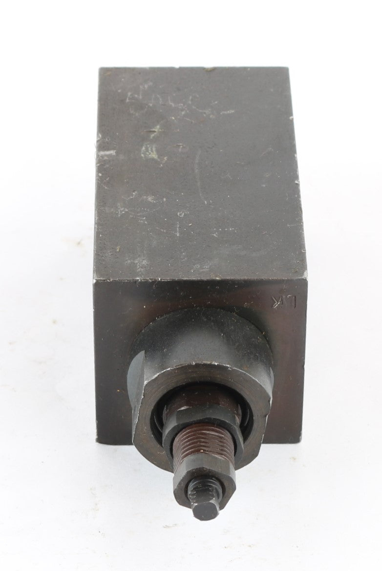 JLG ­-­ 4640026 ­-­ VALVE  HOLDING