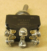 CUTLER HAMMER  ­-­ 8824K14 ­-­ 20A  2POLE ON-NONE-ON LEVER SWITCH