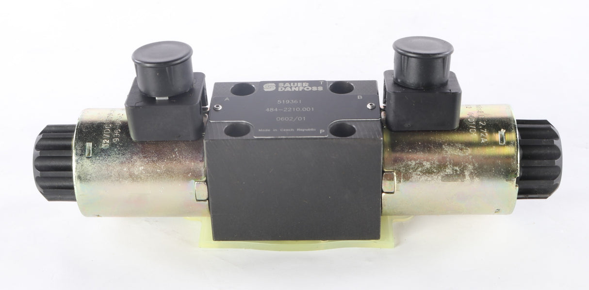 BOBCAT ­-­ 71032-7 ­-­ VALVE - SOLENOID 4/3 NG 6 12V DIN-PLUG