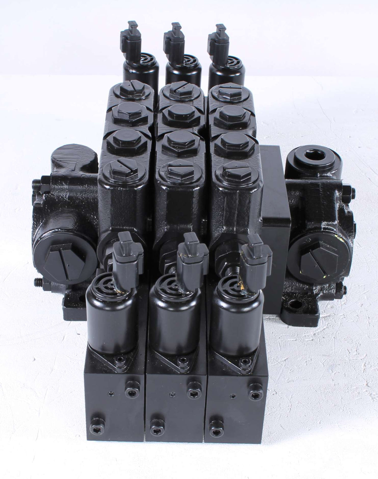 VOLVO ­-­ 15432307 ­-­ Hyd Valve 3 bank