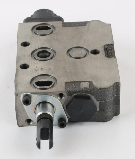 BOBCAT ­-­ 6650703 ­-­ VALVE SECTION