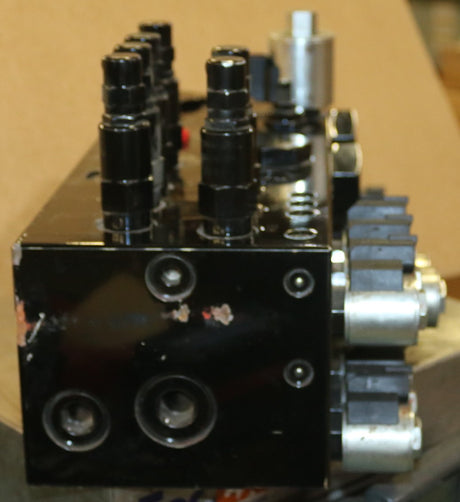 MANITOWOC GROVE ­-­ 810199250 ­-­ VALVE ASSY BOOM RAISE CONTROL