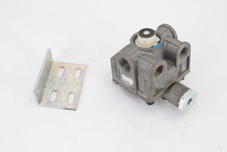 BENDIX ­-­ 103010N ­-­ RELAY VALVE R-14